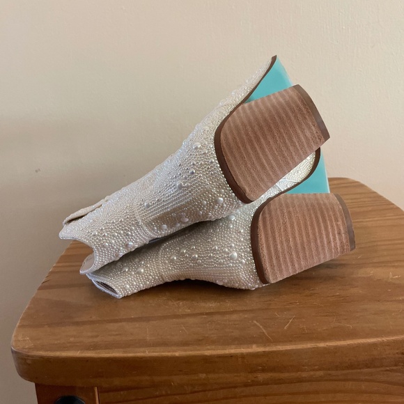 NIB NWT Betsey Johnson Pearl Studded Emory Low Boots - Picture 8 of 14